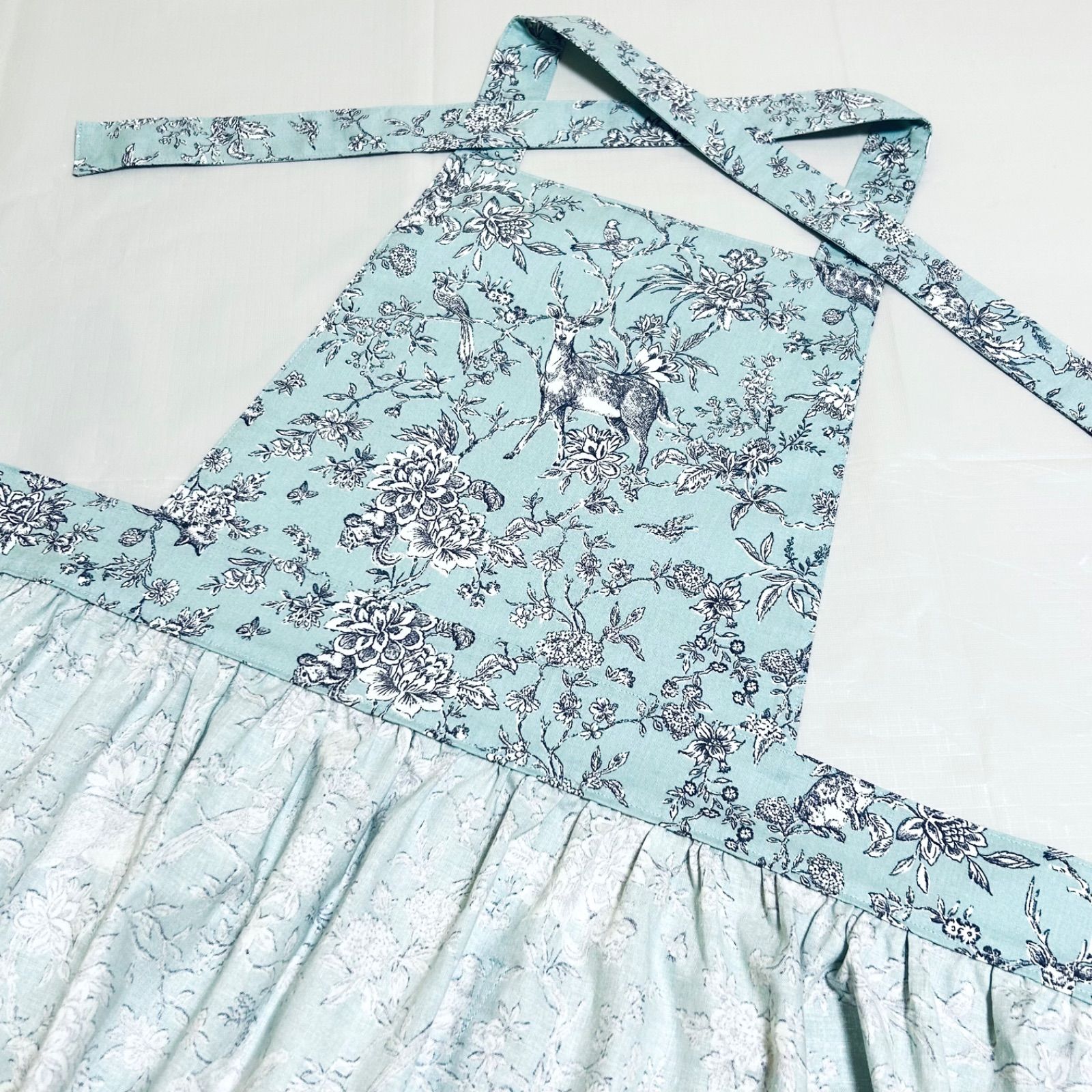 トワルドジュイ使用♡愛され ハンドメイドエプロン 大人用 ライト