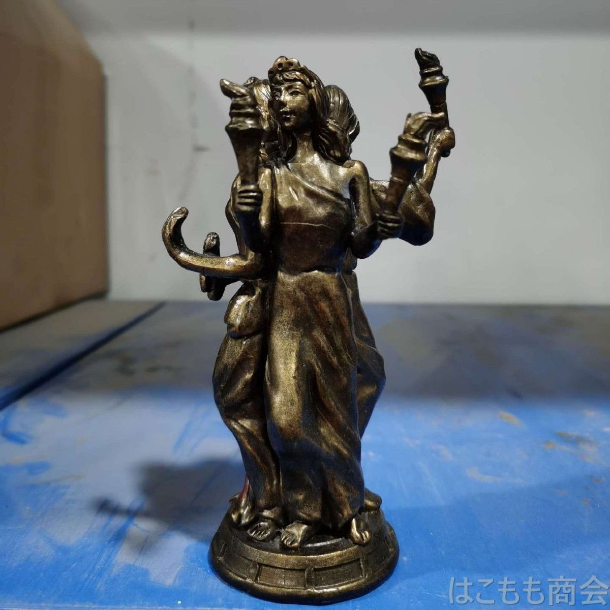 重厚で風格のある置物