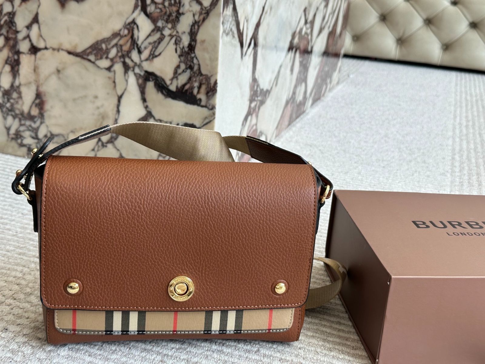BURBERRY バ-バリ- メッセンジャ-バッグ BURBERRY(バーバリー)ブライドルメッセンジャーバッグ】をご紹介