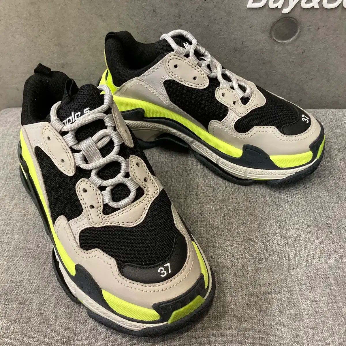 37 BALENCIAGA(バレンシアガ) トリプル S スニーカーズ イエロー 