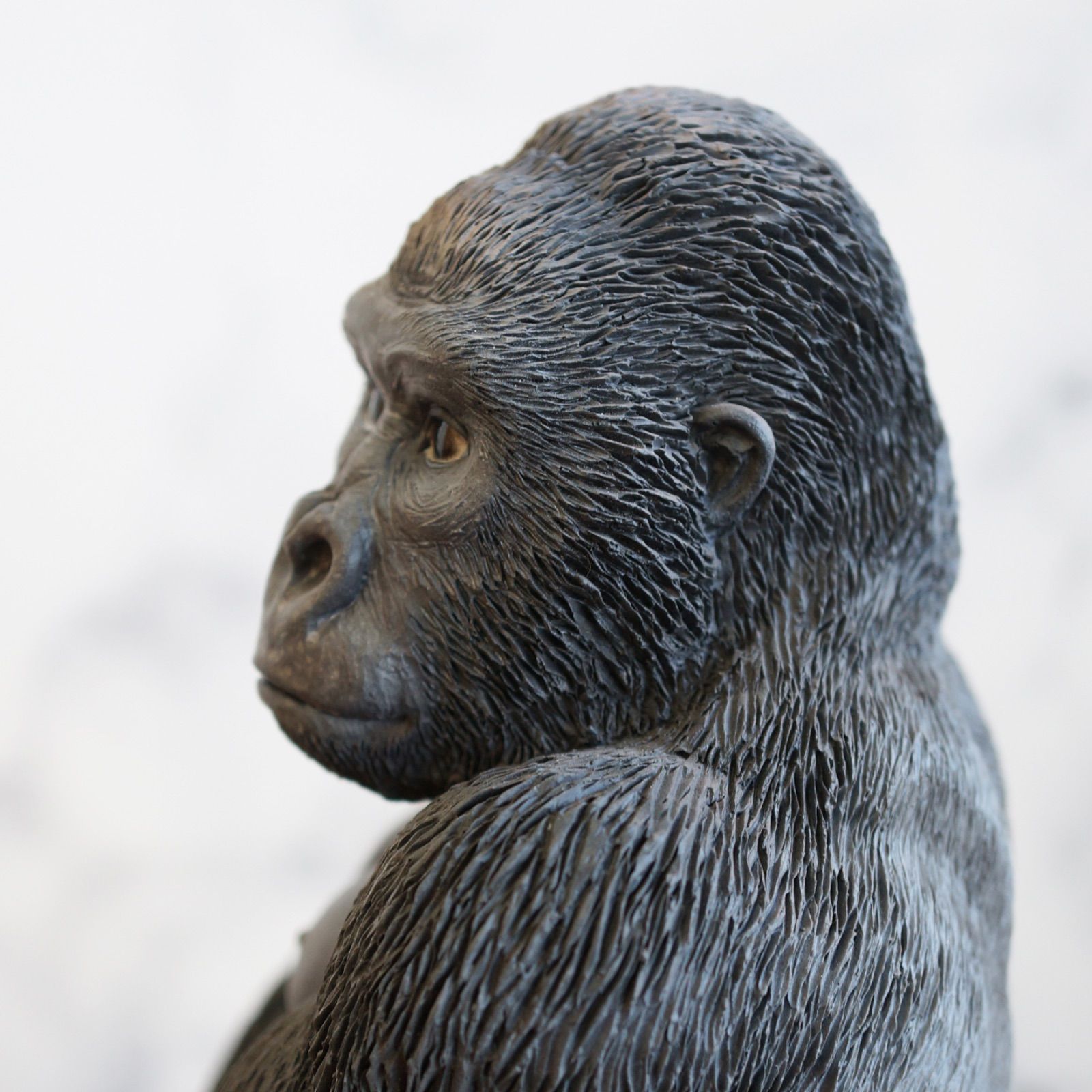 細かな部分までリアルにこだわった ゴリラのスマホスタンド