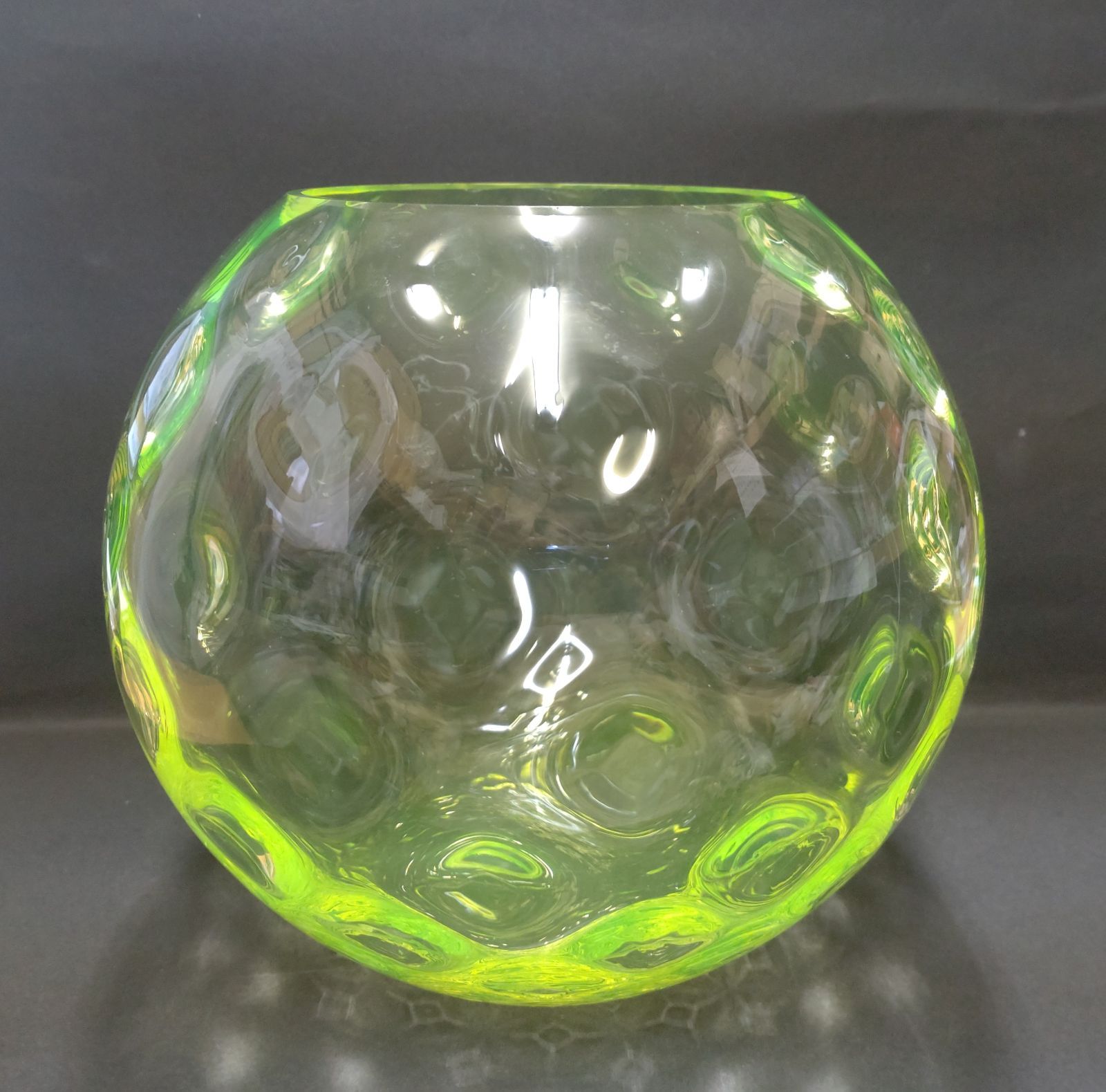 ウランガラスの花瓶 黄色 by チェコボヘミアガラス ウランガラスの花瓶