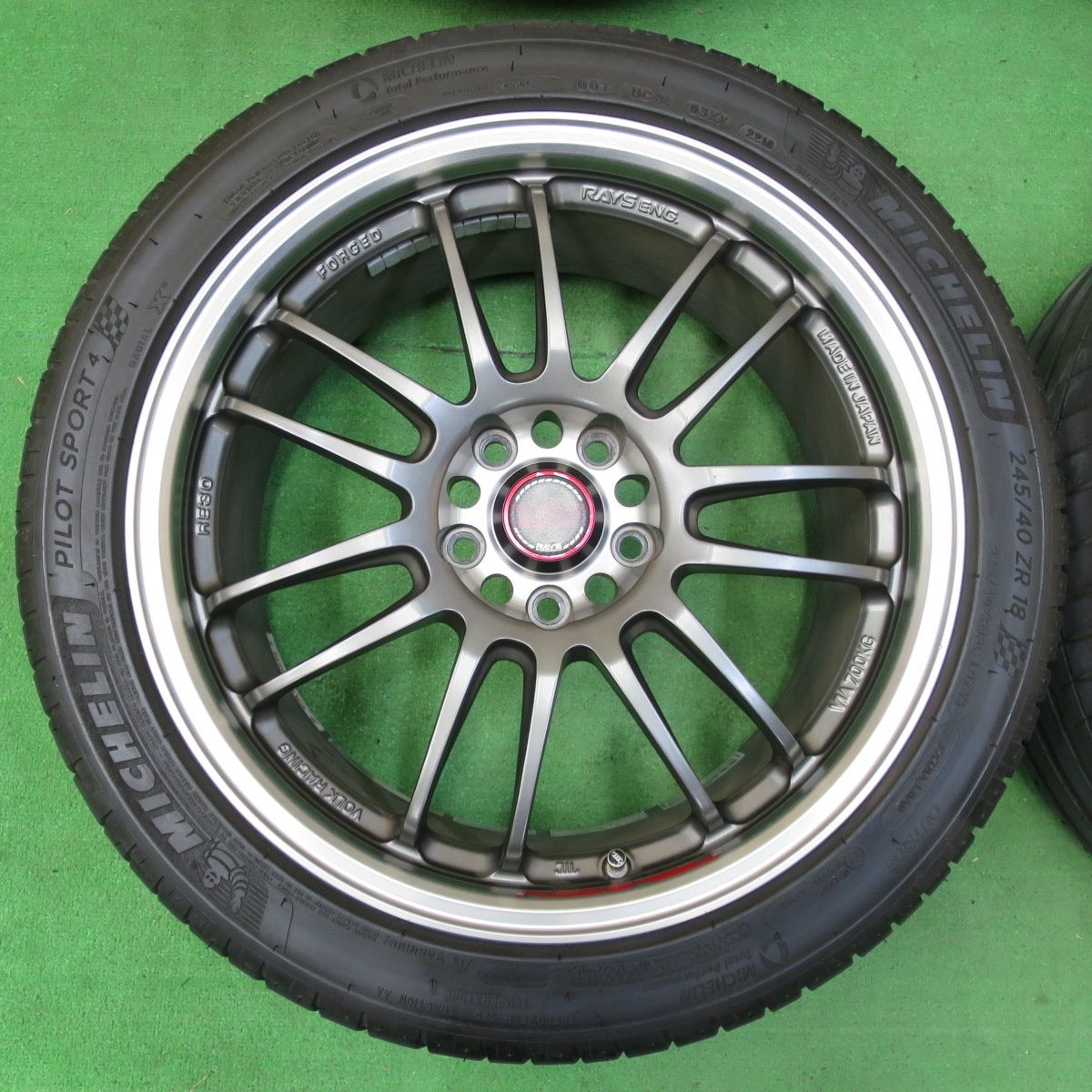 送料無料* バリ溝！綺麗！8.5分☆アウディ等 RAYS VOLK RACING RE30 