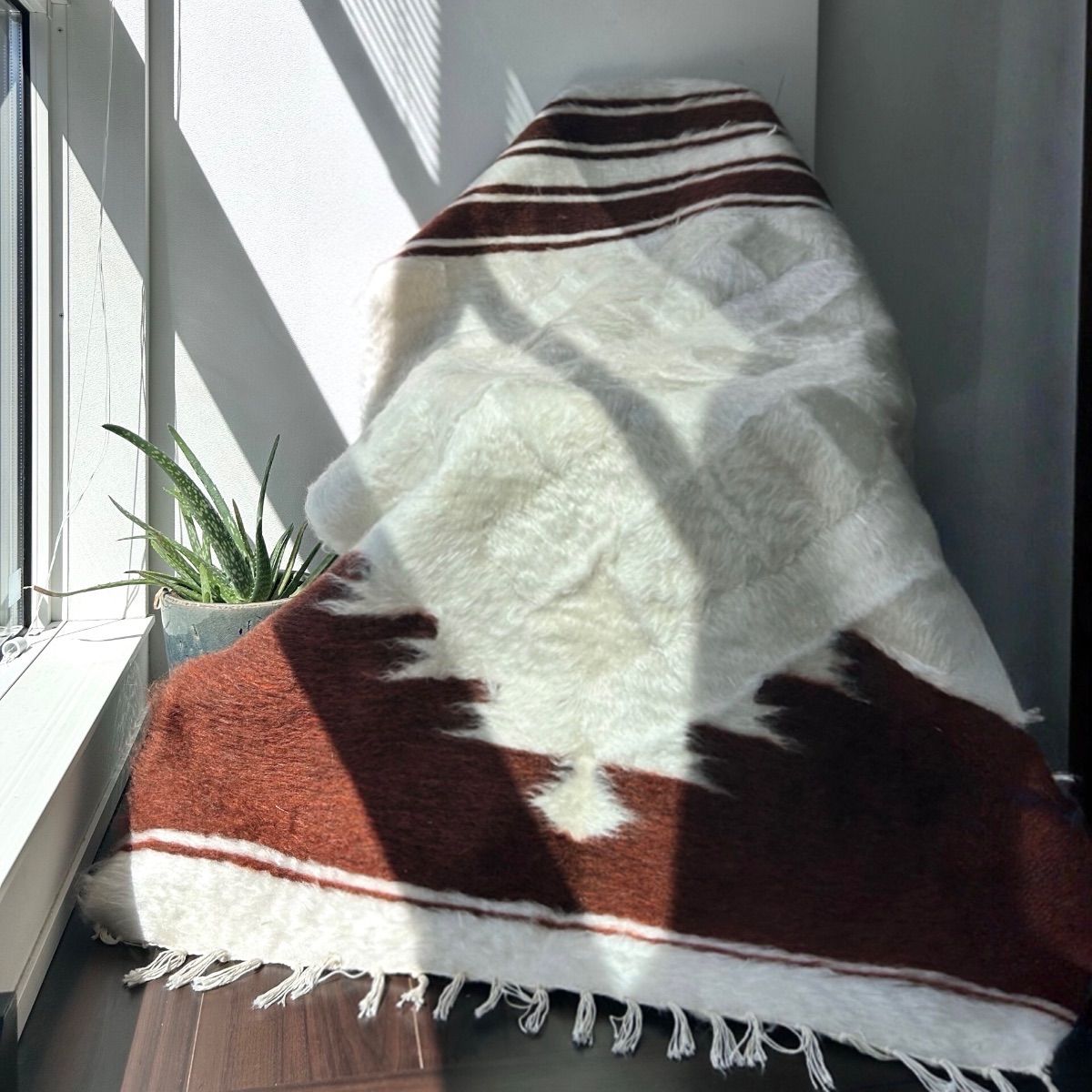 |トルコより直輸入 | NEW Turkish Battaniye な天然山羊毛を使用したバッターニエ トルコ製 手織り キリム トルコラグ 126cm×78cm ブラウン×ホワイト