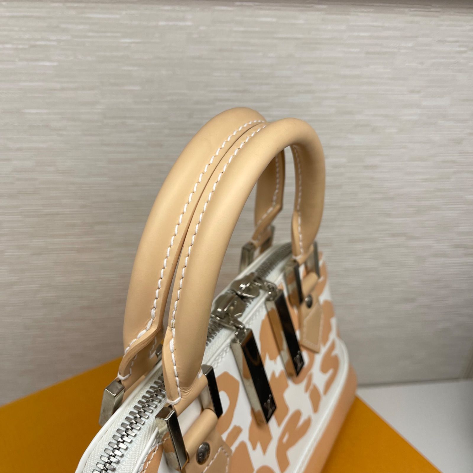 【美品】LOUIS VUITTON ルイ・ヴィトン M92178 アルマPM モノグラム グラフィティ ホワイト×ベージュ ヴィンテージ 中古  ハンドバッグ レディース 女性用 ブランド 希少 レア バック