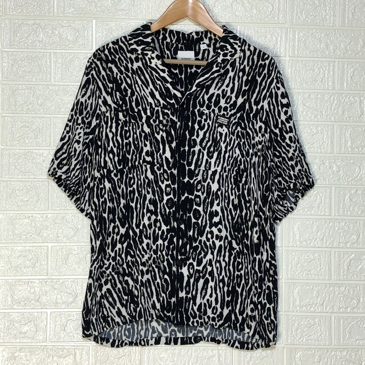 バーバリーロンドン 半袖シャツ 現行 レオパード ロゴパッチ レーヨン