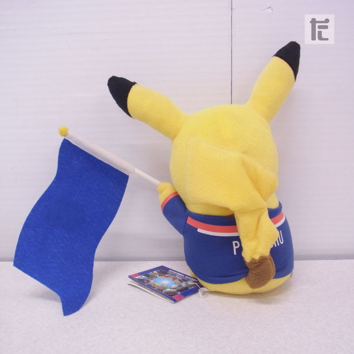 ポケモン タカラトミーサッカー日本代表withポケモン フラッグピカチュウタグ付 ポケモン ピカチュウ ぬいぐるみ フラッグ サッカー日本代表