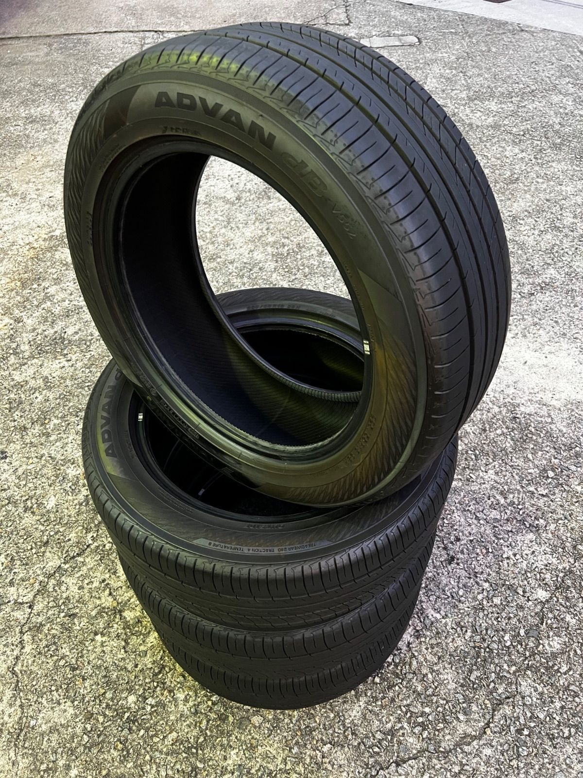 ヨコハマ アドバン㏈ V552 225|55R18 331