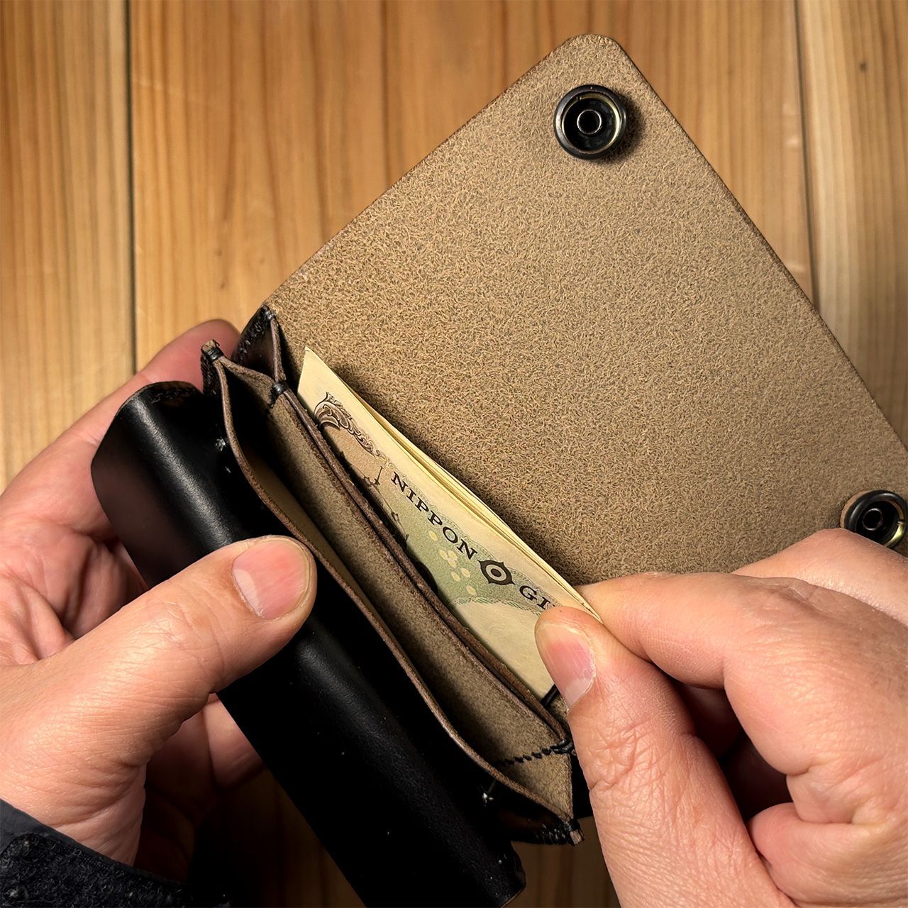 Horween社製クロムエクセル（ブラック茶芯）｜ショートトラッカー