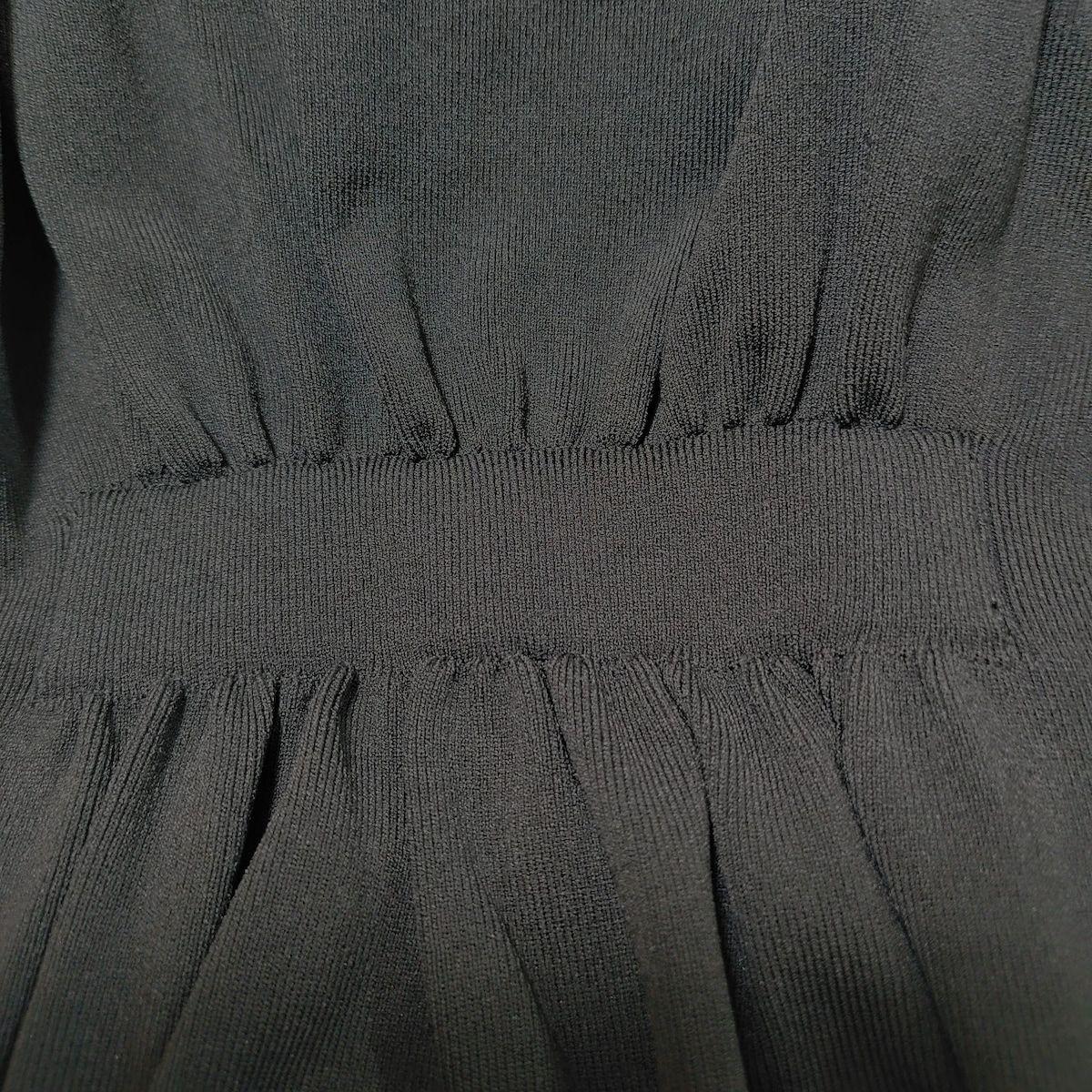 黒×アイボリー Vネック