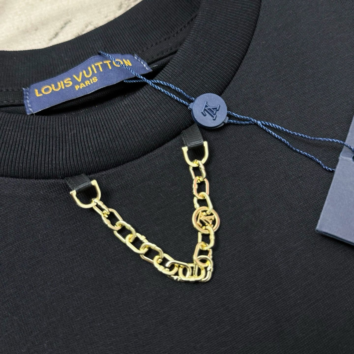 新作♡【Louis Vuitton】クロップトップ Tシャツ チェーン 今日特価】LOUIS VUITTON チェーンポケットパッチ T シャツ
