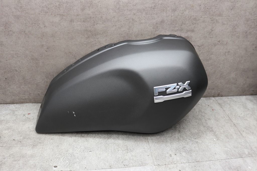 ヤマハ　純正　新品　FZ-X　タンクカバー右　２　マットブラック　　キズ