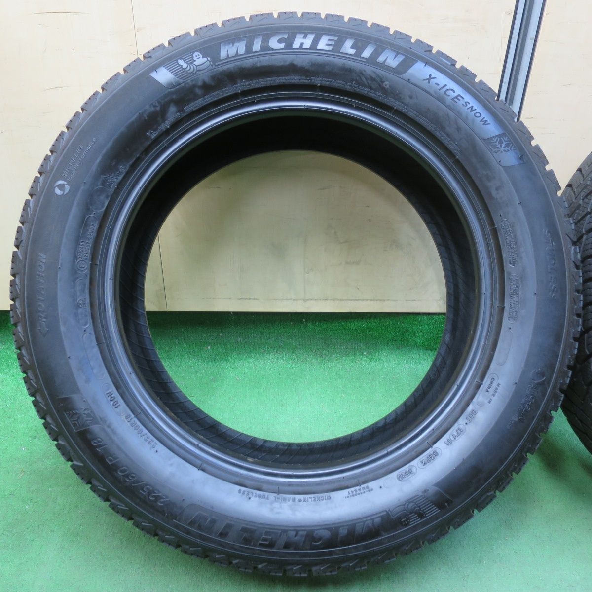 送料無料] ほぼ未使用！23年☆スタッドレス 225/60R18