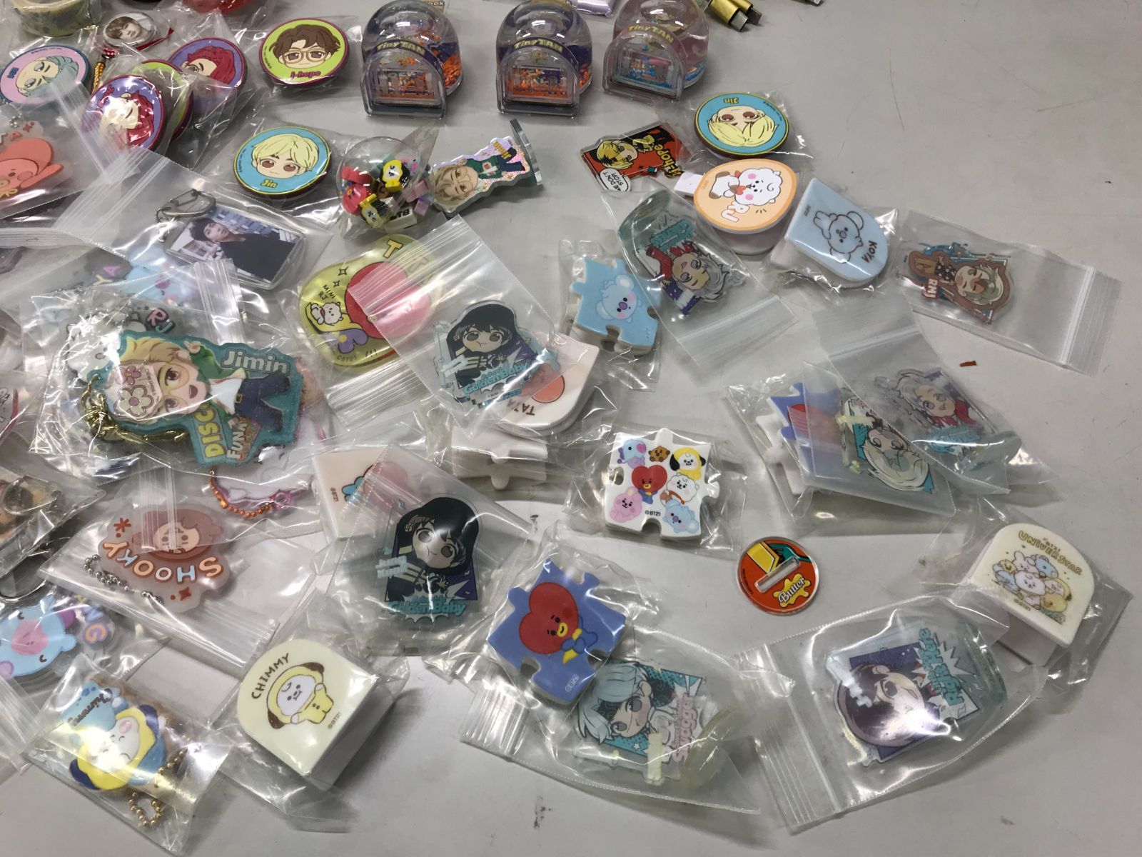 TinyTAN BT21 アクスタ ぬいぐるみ バッジなど まとめ売り TinyTAN BT21 アクスタ ぬいぐるみ バッジなど まとめ売り