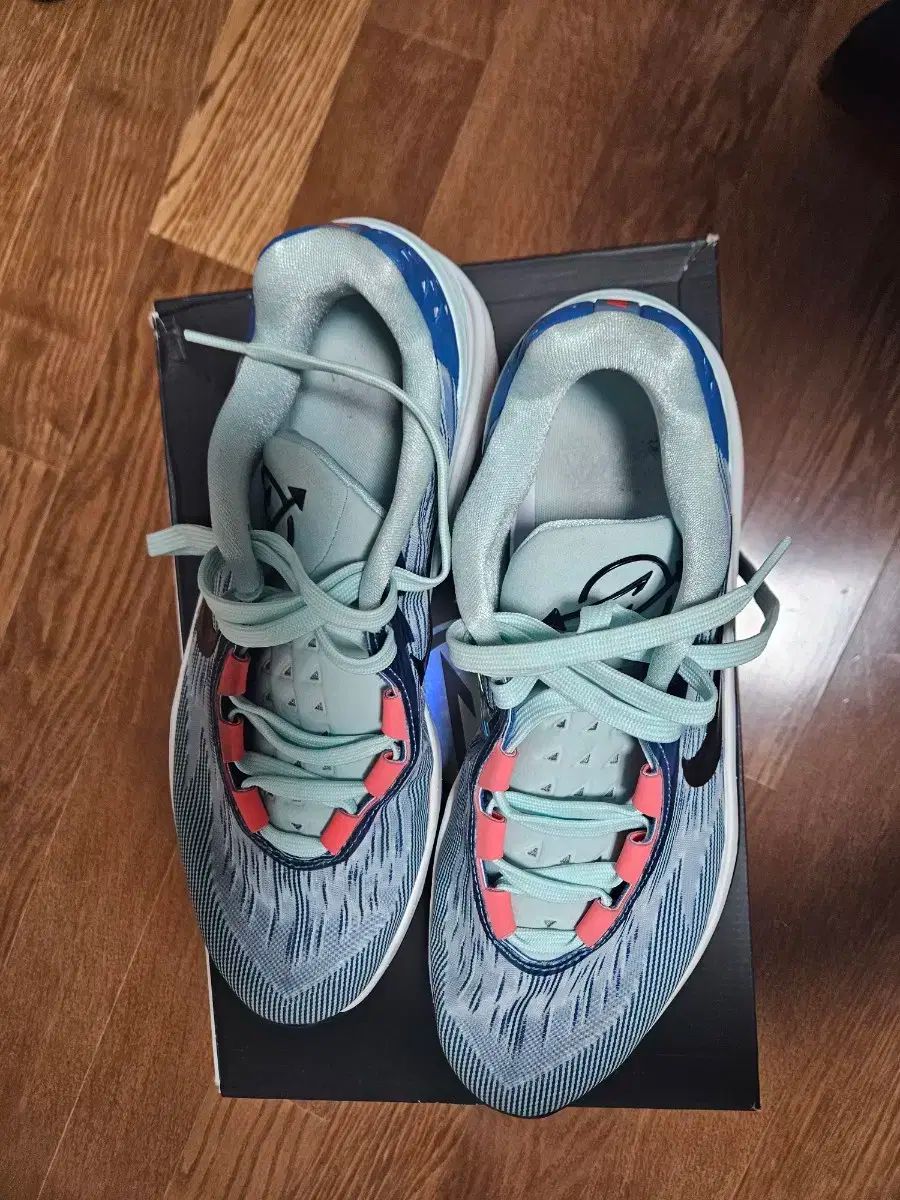 NIKE