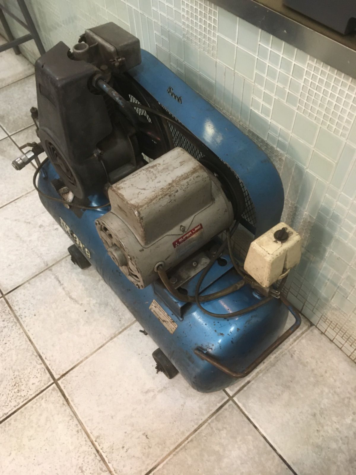 IWATAエアーコンプレッサー0.75kwです