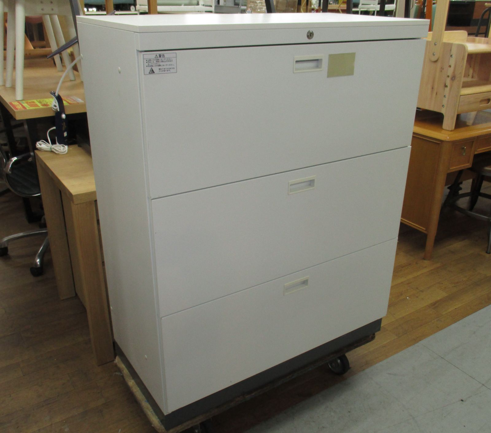 ⭐R658 スチール ラテラルキャビネット 3段引き出し、鍵付き、幅90cm 