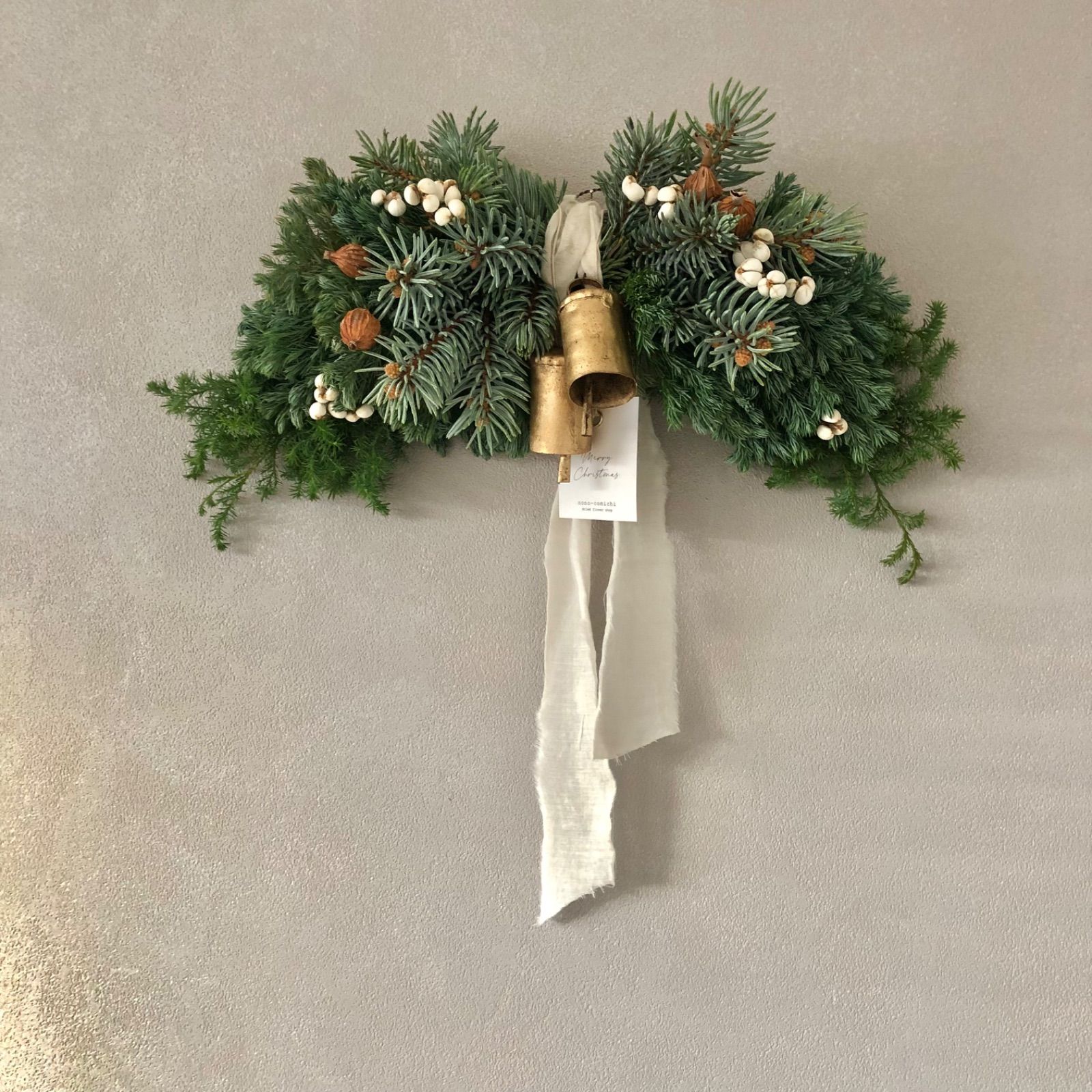 針葉樹とベルの横長スワッグ　37cm SALE‼️ 針葉樹とベルの横長スワッグ 37cm - メルカリ