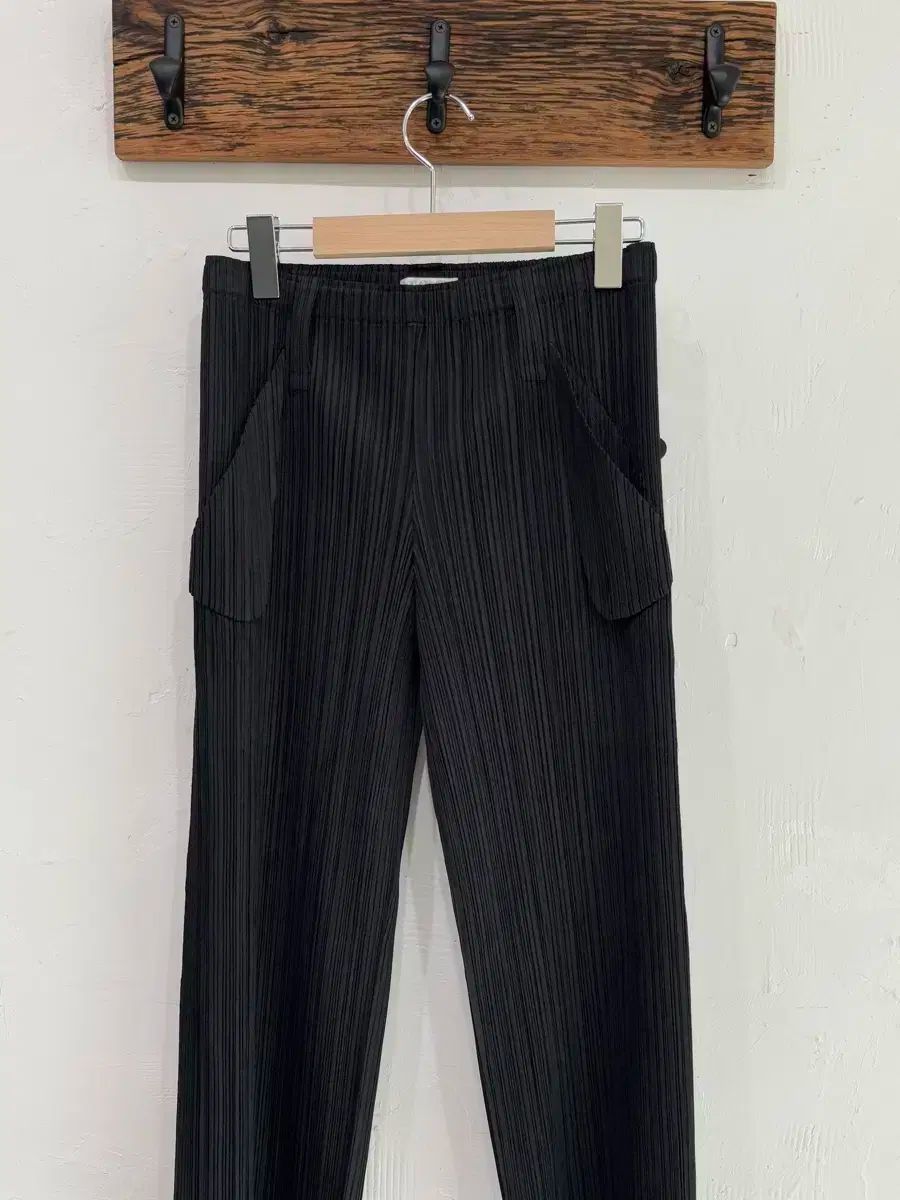 PLEATS PLEASE 黒 プリーツパンツ PLEATS PLEASE（プリーツ プリーズ） 【2024/美品】プリーツプリーズ