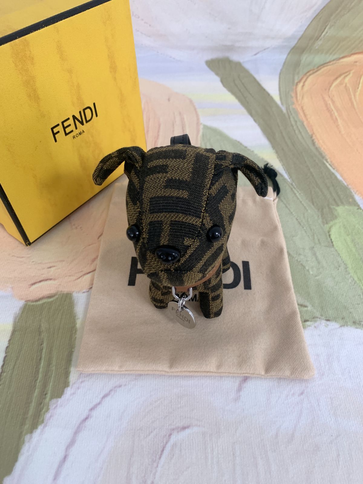 実物写真 FENDI フェンディ FF ロゴ ドッグ キーホルダー 犬型 バッグチャーム 男女兼用