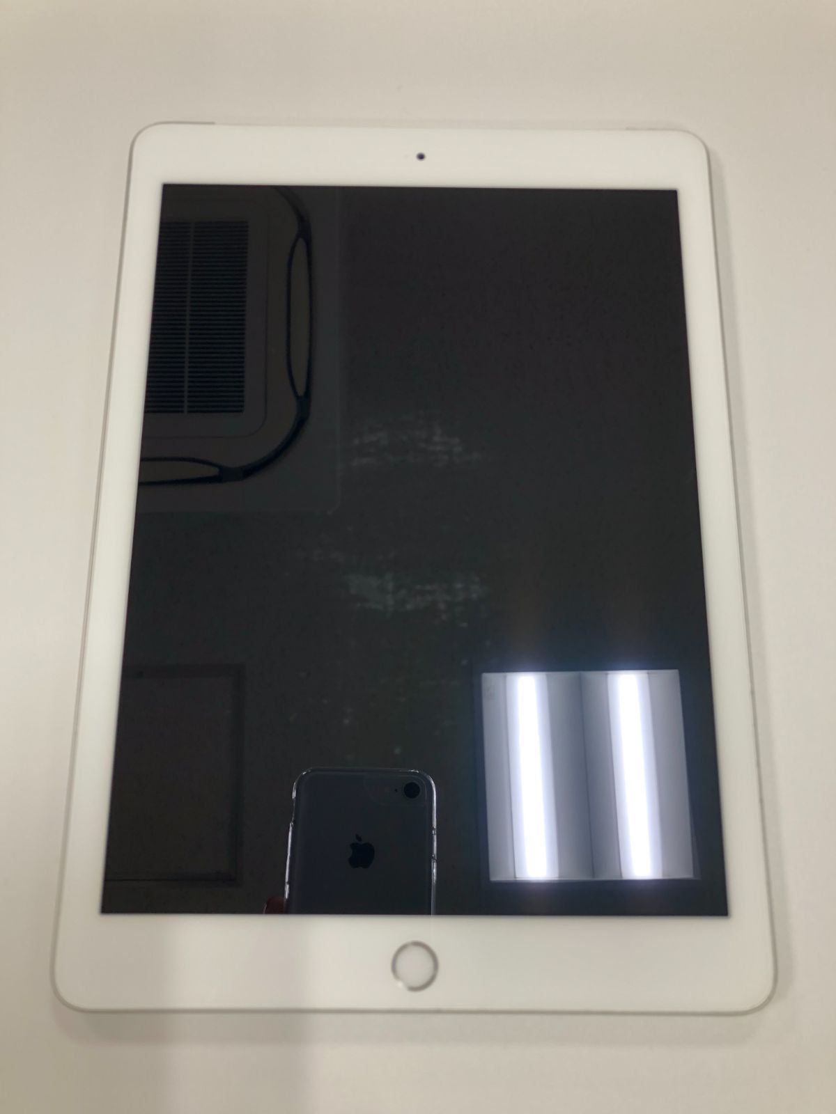 iPad5世代 32G シルバー docomo