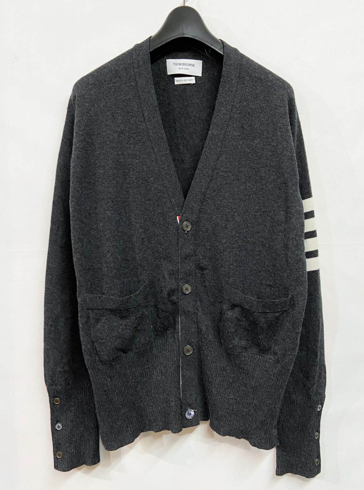 Thom Browne|トムブラウン ダークグレー カシミア 4BAR Vネック Thom Browne|トムブラウン ダークグレー カシミア 4BAR Vネック