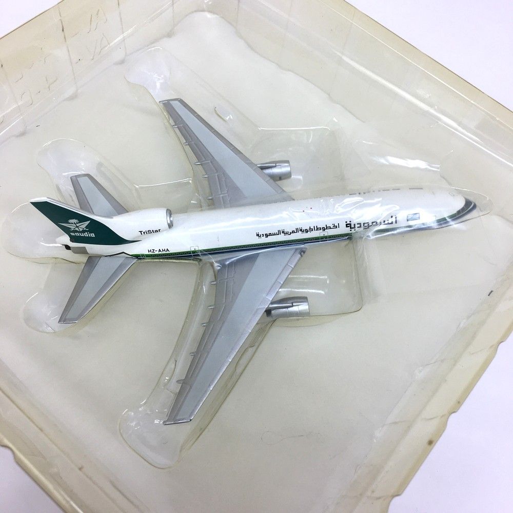 航空機模型 いろいろ 11機 (プラスチック製 1/200、1/130 etc） 航空機模型 いろいろ 11機 (プラスチック製 1/200、1/130 etc）