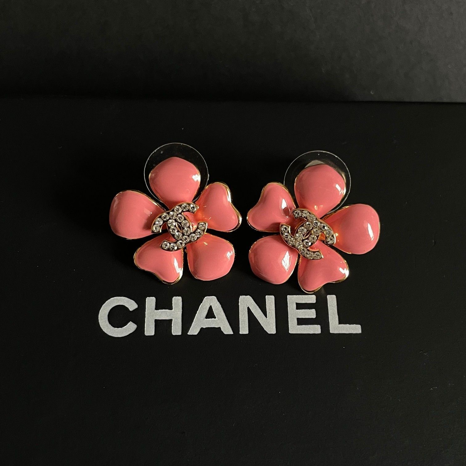 国内発送【チャーミングで可愛いCCロゴ】CHANELフープイヤリング 煌めくCCロゴで高級感あふれる♪】CHANEL☆フープ イヤリング