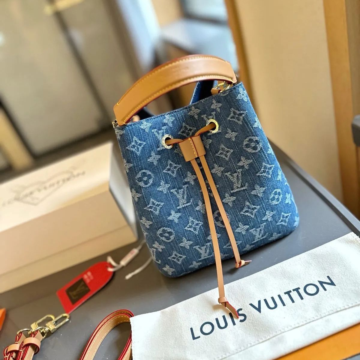 ✨極美品✨LOUIS VUITTON ハンドバッグ ルイヴィトン ショルダーバッグクロスボディバッグ新しいNEONOE巾着バケットバッグショルダーバッグ女性用  - メルカリ