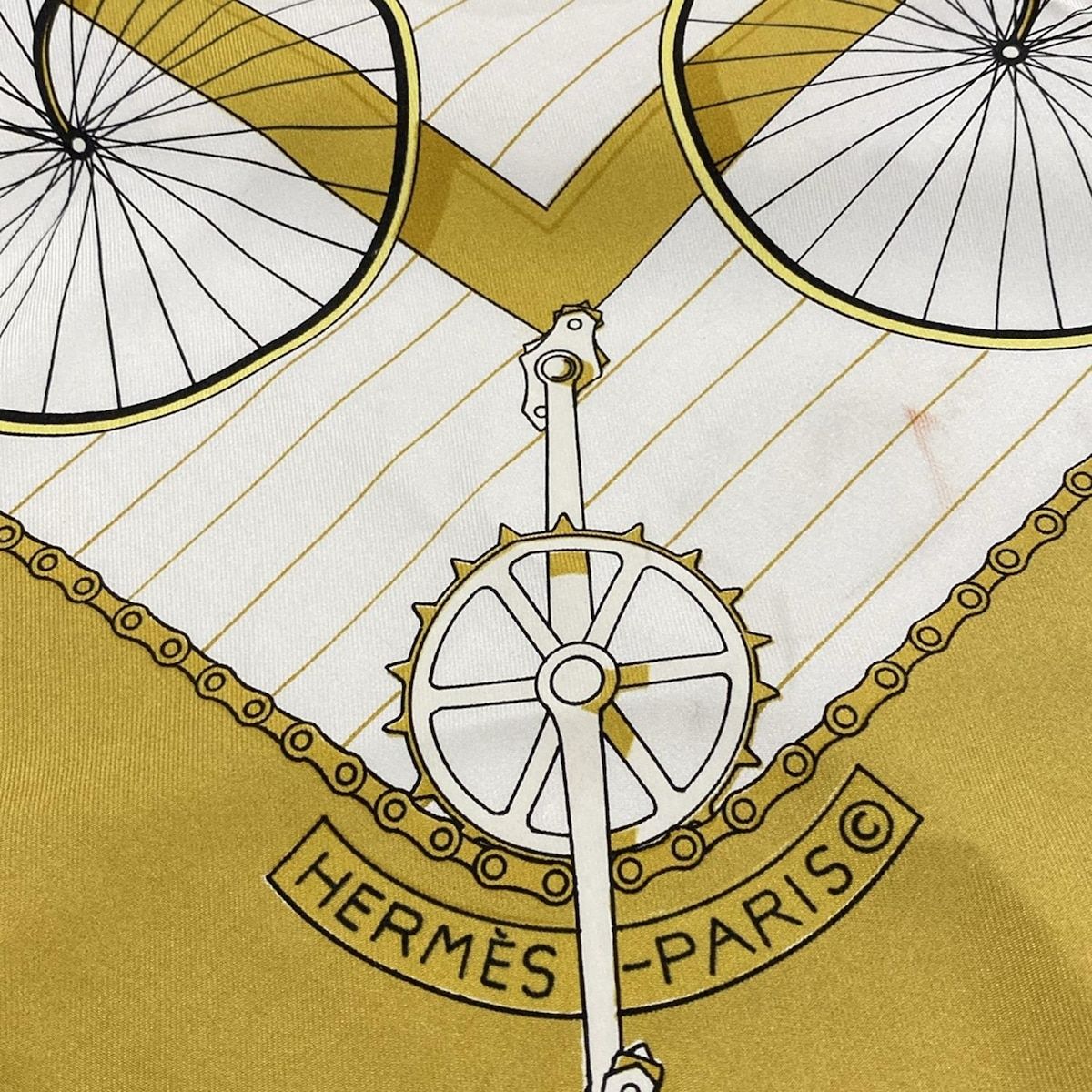 HERMES(エルメス) スカーフ カレ90 アイボリー×ダークイエロー×マルチ  