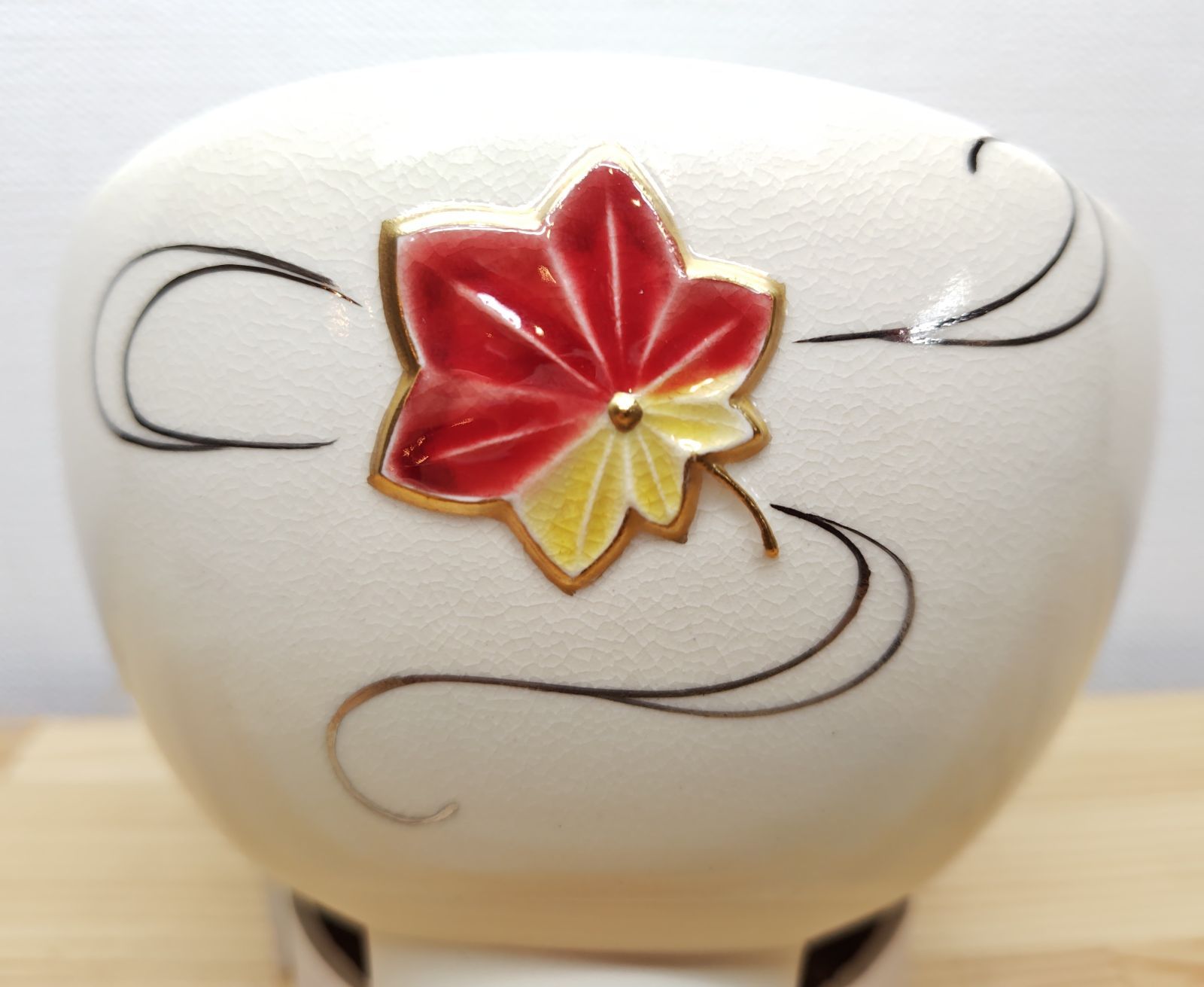 逢絢亭・新品】茶道具 茶碗 京焼 雛に花菱の図 伊坂清香 共箱入り 〇