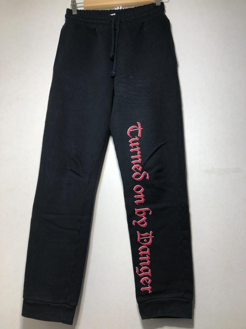 012070 VETEMENTS SWEAT TURNED ON BY DANGER S ブラック スウェット パンツ ヴェトモン