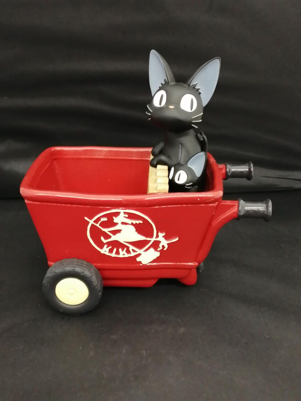 魔女の宅急便 ジジの赤い手押し車 プランターカバー Kiki s Delivery Service Jiji s Red Wheelbarrow Planter Cover