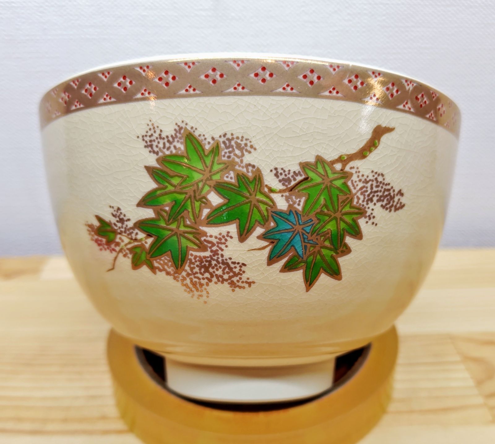 送料込【逢絢亭・新品】茶道具 茶碗 美濃焼 薩摩写 青楓の図 宮地英香 紙箱入り 逢絢亭・新品】茶道具 茶碗 美濃焼 薩摩写 青楓の図 宮地英香