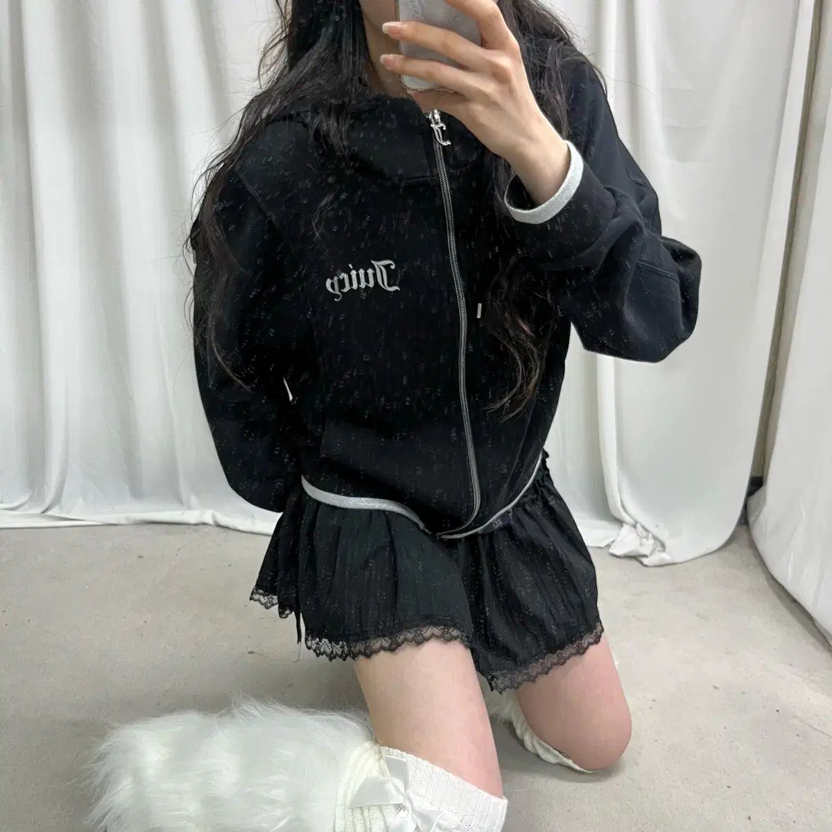 Juicy Couture ジップアップパーカー　ブラック ジューシー クチュール 黒 ジップアップパーカー フード付き