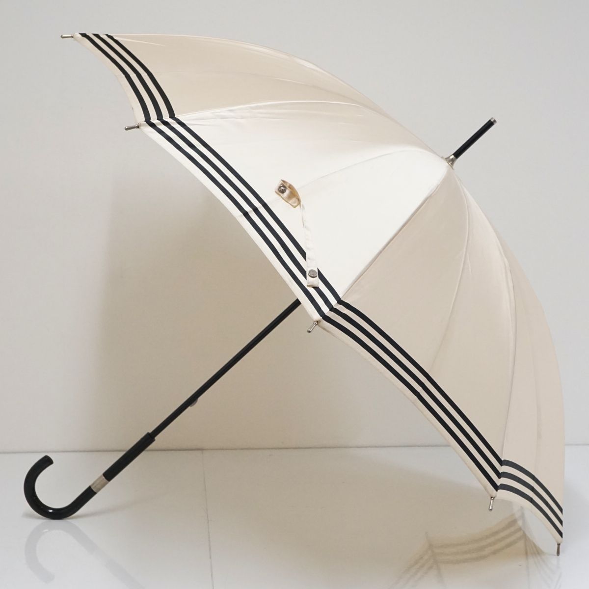 【美品】サンローラン 雨傘 長傘 YSLロゴ　ベージュ　光沢 美品】サンローラン 雨傘 長傘 YSLロゴ ベージュ 光沢 イヴ
