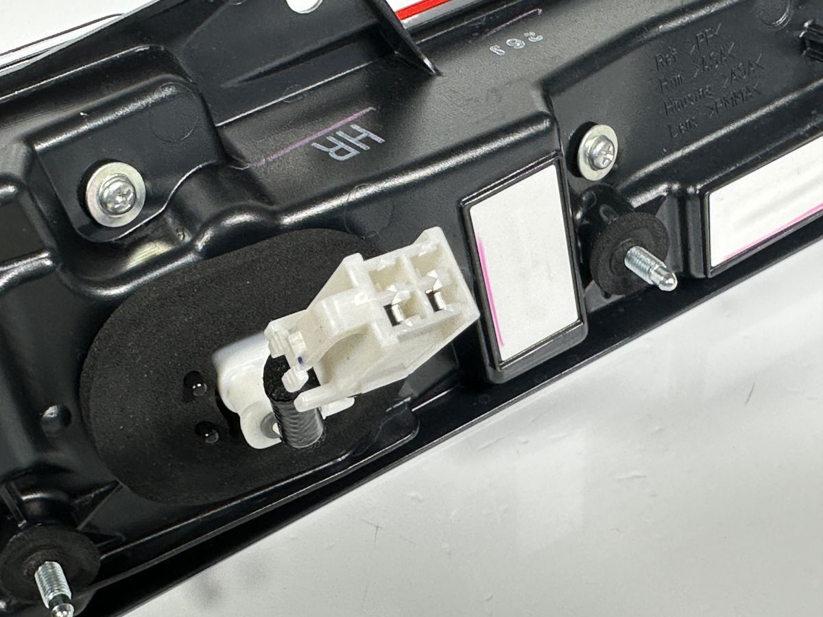 破損なし 低走行 現行 ノア HV MZRA90W MZRA95W ZWR90W 純正 右フィニッシャーランプAssy テール 内側 81580-V1020 V1-7 HR 管理31870 FFCRYSTALESIA_COM