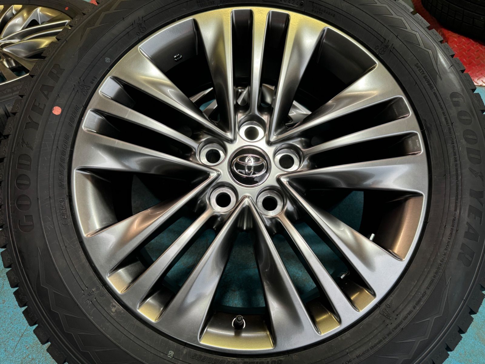 新品スタッドレス 40アルファード 純正 18インチ 7j +40 PCD120 グッドイヤー アイスナビ8 225/60R18 2024年 バランス調整済み 新品スタッドレス 40アルファード 純正 18インチ 7j +40 PCD120