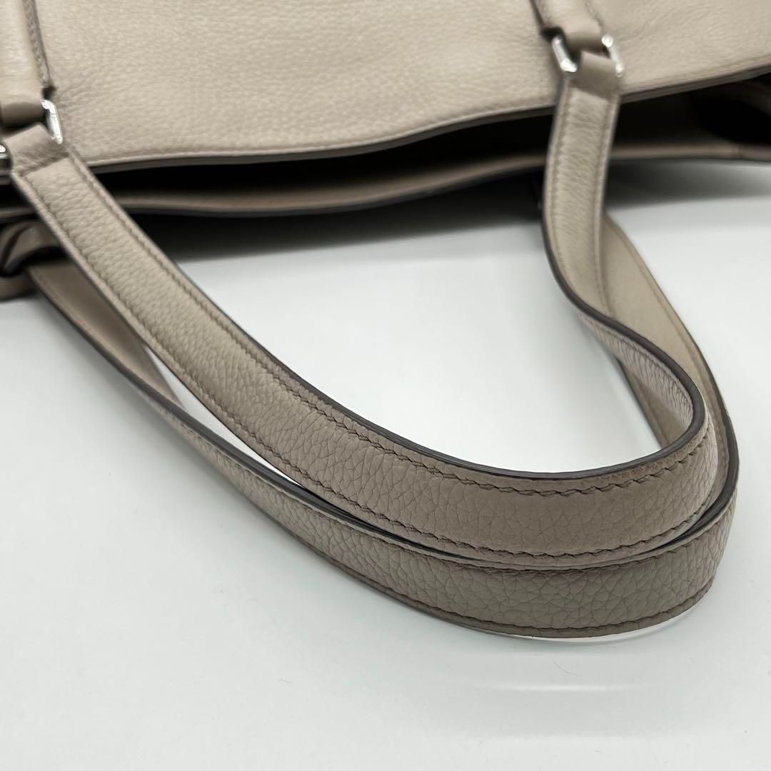 美品】ToryBurch ビジネスバッグブリーフケース タッセル グレー 美品】ToryBurch ビジネスバッグブリーフケース タッセル グレー