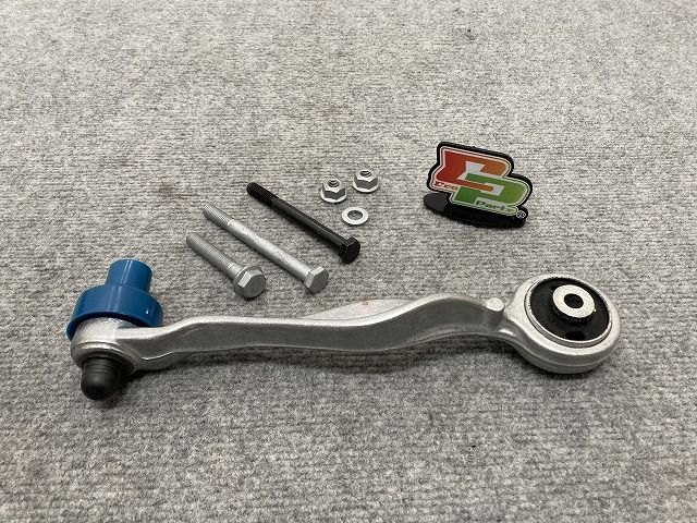 新品!A4(B5) 8D系 社外 右 フロント アッパーアーム 116 050 8293 4D0407510J アウディ(135084)