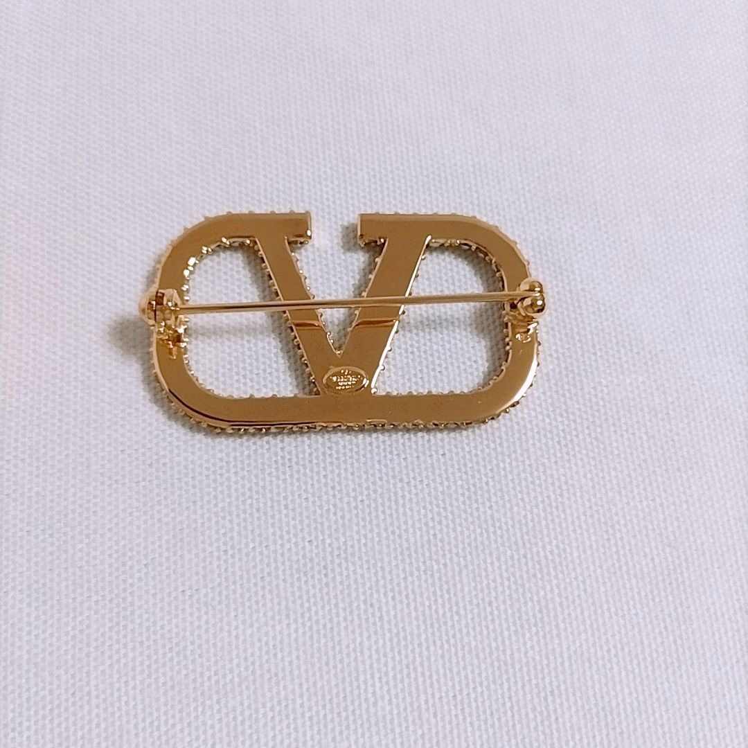 VALENTINO Vロゴ シグネチャー メタル ブローチ 新品未使用】VALENTINO Vロゴ シグネチャー クリスタル メタル