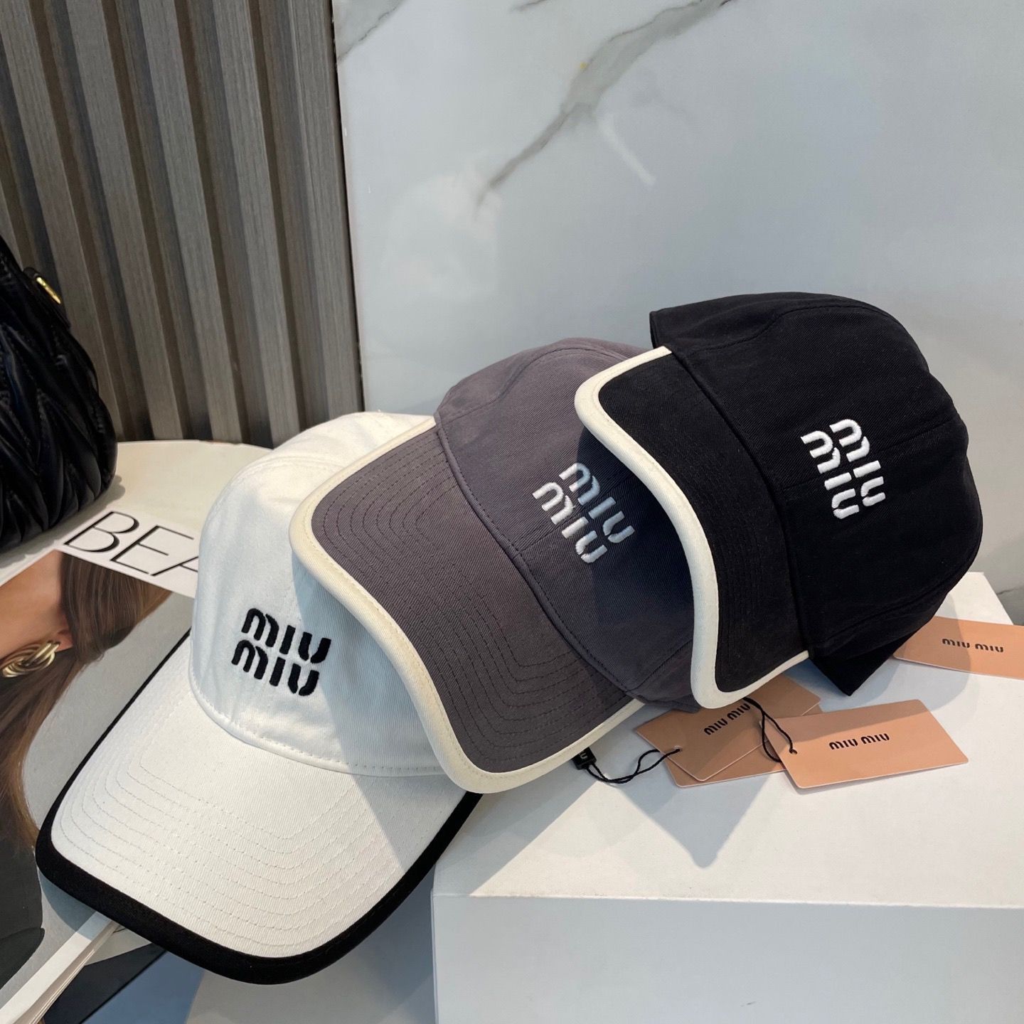 MIU MIU 刺繍ロゴ キャップ ユニセックス カップル メンズ レディース miumiu2025SS 日焼け止め