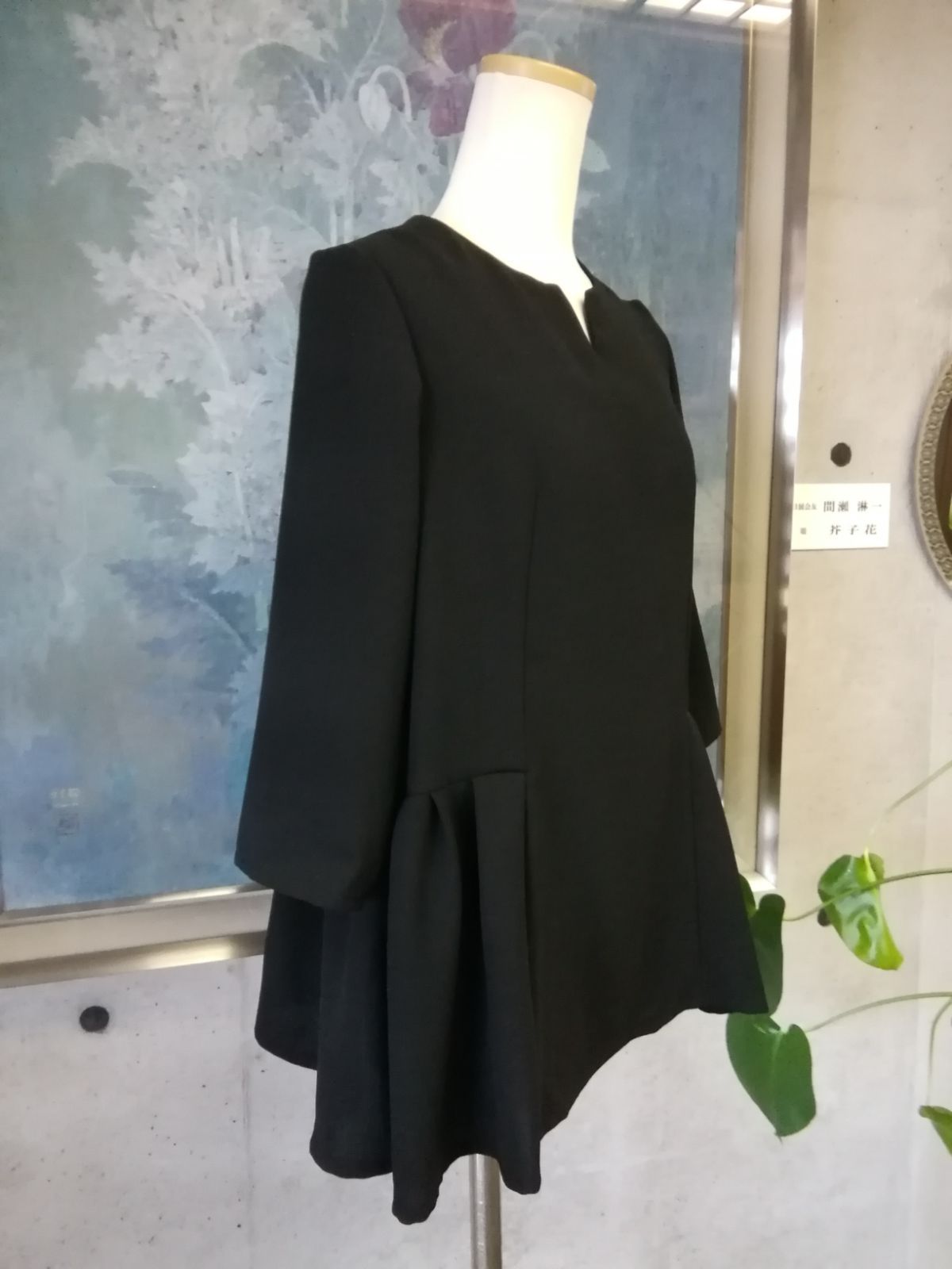 ゆったりタックペプラムブラウスとストレートパンツスーツ