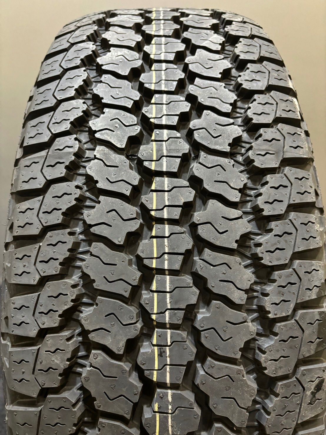 ★新車外し 255/65R18 GOODYEAR/WRANGLER 21年製 ランドローバー ディフェンダー 110 純正 18インチ 8J +41.5 120 5H 夏タイヤ 1本(1-G98)