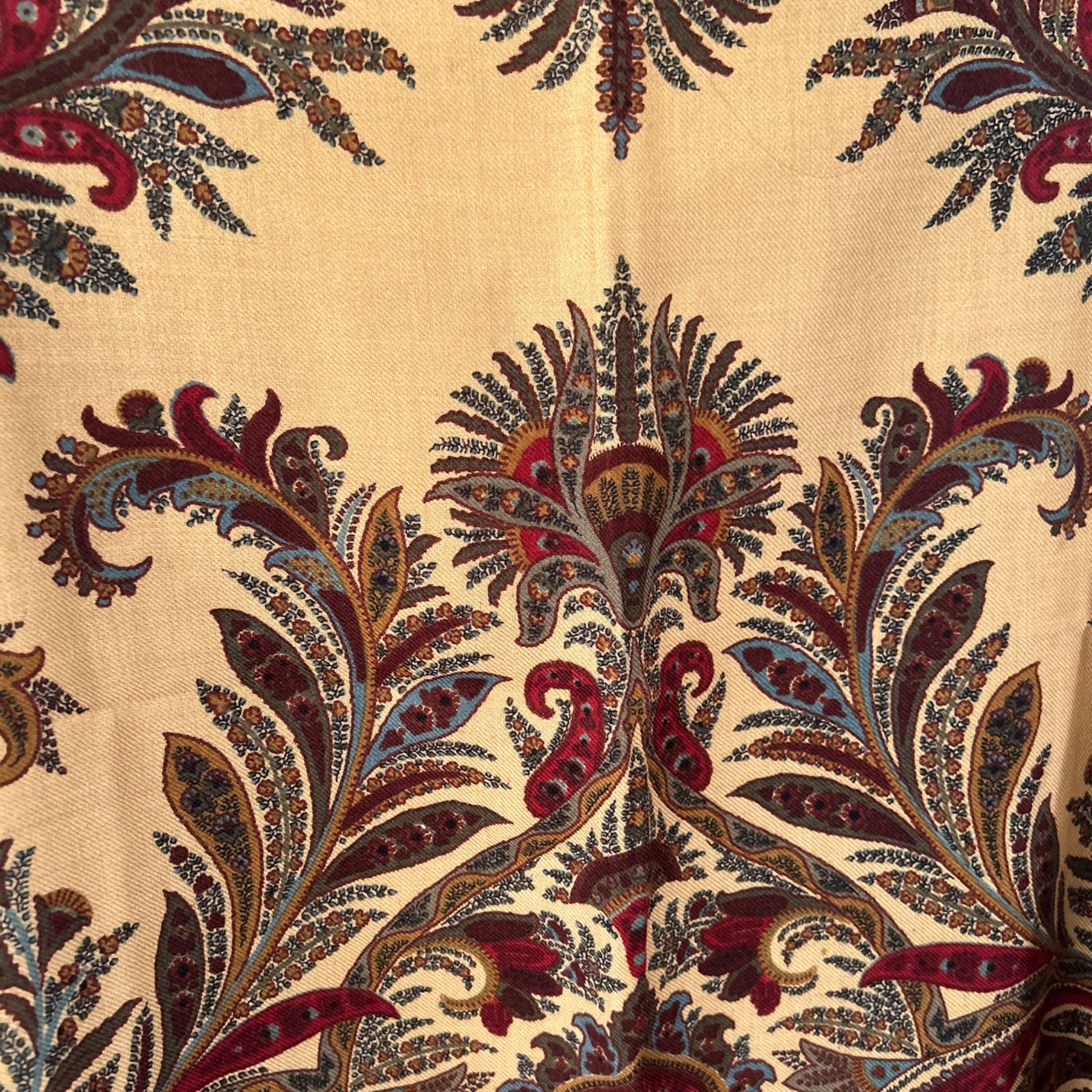高級ウールシルクで赤の発色が綺麗✨　エトロ　ストール　ペイズリー 未使用 美品 ETRO エトロ 大判ストール ペイズリー柄 赤系