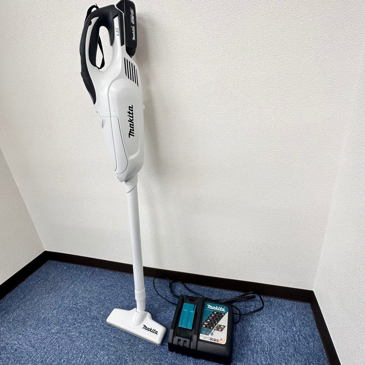 マキタ 充電式クリーナー CL182FD＋充電器 バッテリーセット ホワイト