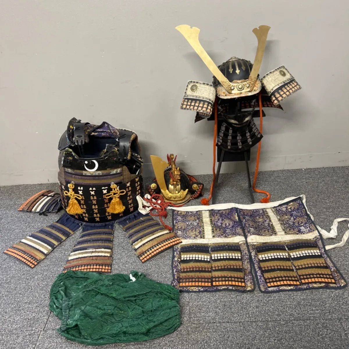 ︎ 蔵出し品 現状品 兜 鎧 武具 甲冑 ヨロイ 置物 オブジェ 日本家屋 武士 木 き