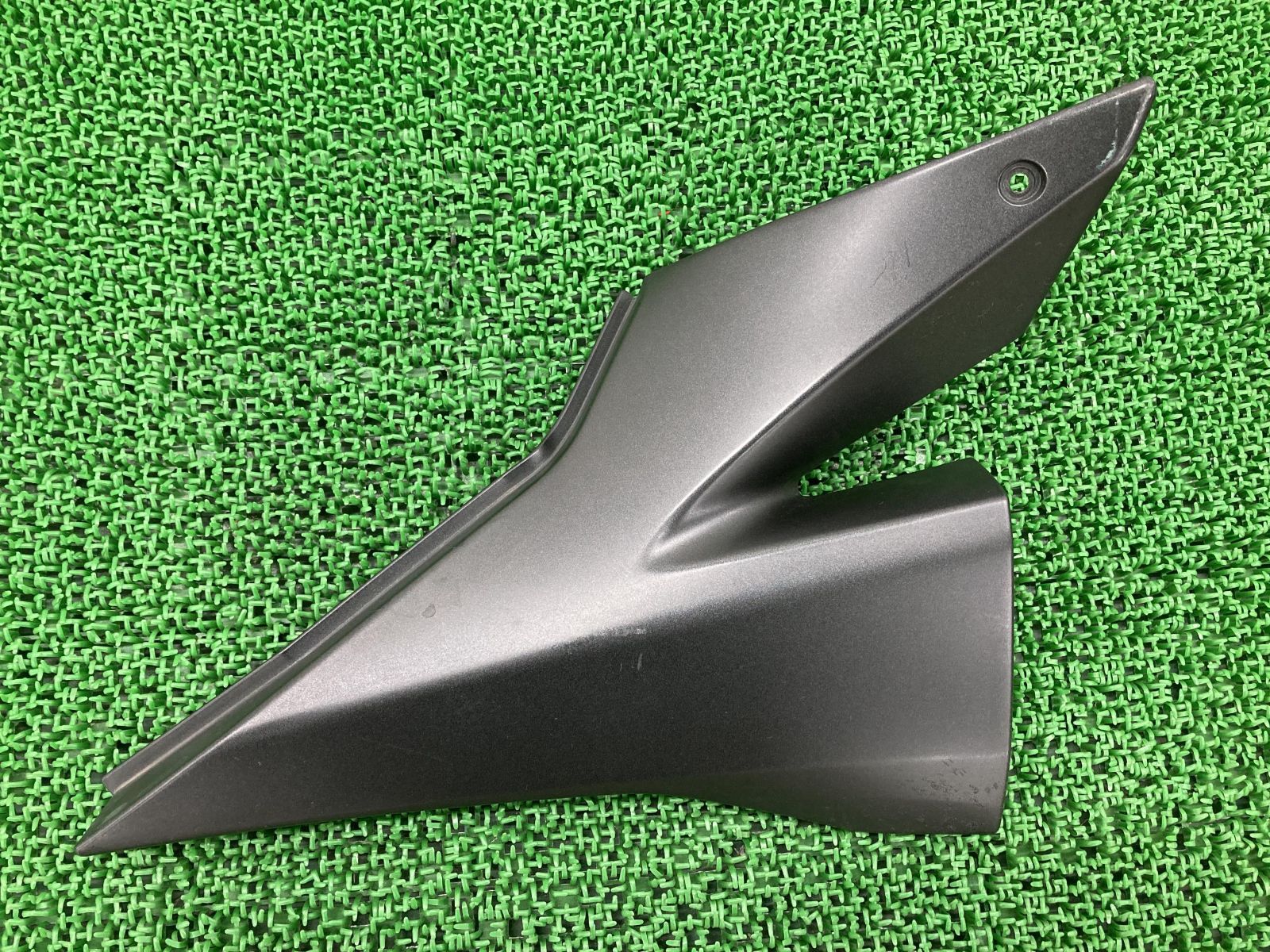 ZX-10R サイドカバー 右 ガンM 36001-0036 カワサキ 純正 中古 バイク 部品 ZXT00C 修復素材やカスタム素材に 品薄 希少品 車検 Genuine