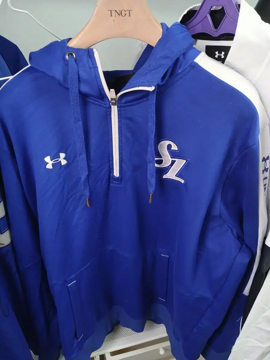 UNDER ARMOUR(アンダーアーマー) フード付きTシャツ 出品