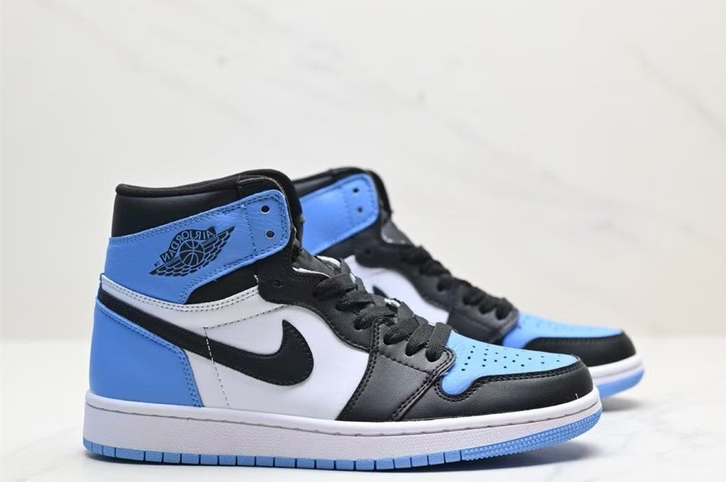 Nike Air Jordan 1 Retro High OG "University Blue/UNC Toe" ナイキ エア ジョーダン 1 レトロ ハイ OG "ユニバーシティブルー/UNC トゥ" — アイコニックなカラーリングが魅力の一足